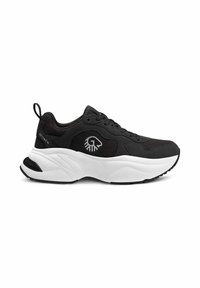 Schwarzer Low-Top-Sneaker mit weißer, klobiger Sohle, Schnürsenkeln und einem runden Logo an der Seite, entworfen für die Freizeit.