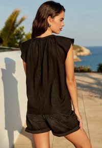 Next REGULAR FIT - Blūze - black