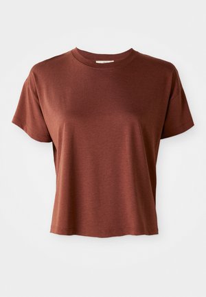 T-shirt marrone a maniche corte realizzato in morbido tessuto, con collo rotondo e vestibilità rilassata, caratterizzato da cuciture pulite e orlo leggermente morbido.
