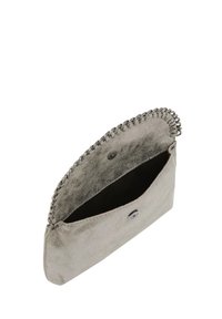 Šedá semišová kabelka s přízdobou ze stříbrného řetízku. Otevřený design s černým interiérem a magnetickým uzávěrem.