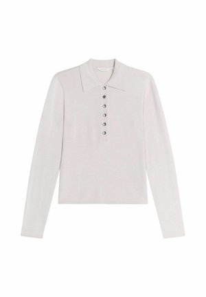 Ljus beige långärmad stickad topp med en spetsig krage och sex silverfärgade knappar längs framplaggen.