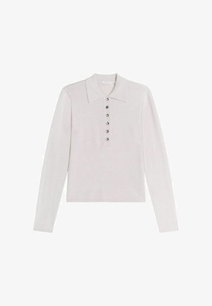 Hellbeige Strickoberteil mit langen Ärmeln, spitzem Kragen und sechs silbernen Knöpfen über die Vorderleiste.