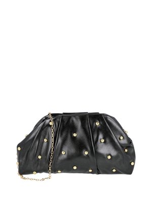 Bolso de mano de cuero negro con detalles de tachuelas doradas y una correa de cadena dorada, presentado sobre un fondo blanco.