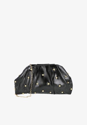 Bolso de mano de cuero negro con detalles de tachuelas doradas y una correa de cadena dorada, presentado sobre un fondo blanco.