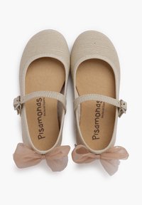 Beżowe buty typu Mary Jane z tkaniny o teksturowanej powierzchni, zabezpieczone paskiem z srebrną klamrą, z przezroczystymi różowymi kokardami na piętach.