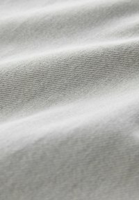 Gaiši pelēks audums ar maigu, gludu tekstūru, kuram ir viegli reljefs ar smalku ribveida rakstu un maigas krokojumi. Ideāls dažādām tekstila lietojuma iespējām.