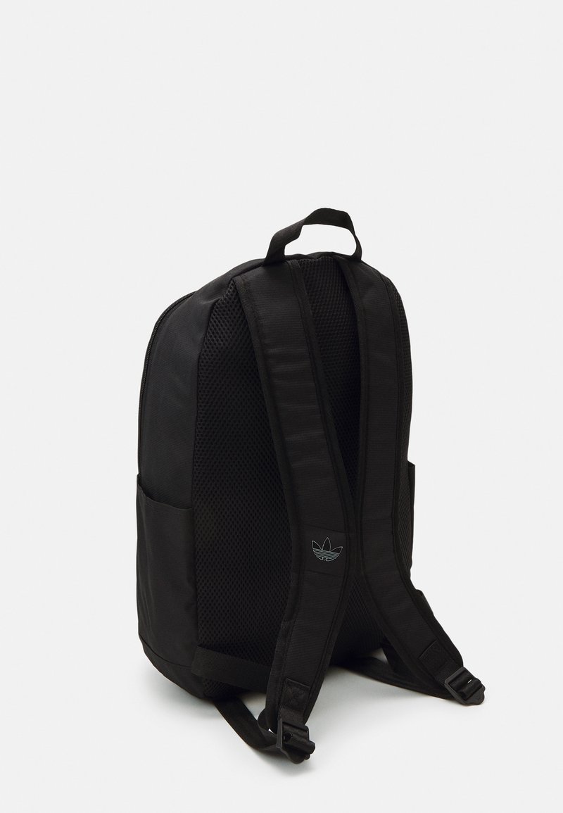 Schwarzer Stoff-Rucksack mit Netzseitenteilen, verstellbaren Trägern, Tragegriff und einem kleinen Logo-Detail. Verfügt über ein Reißverschluss-Hauptfach.