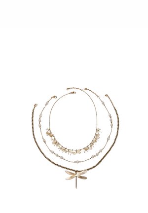 Tri-slojni zlatni ogrlici z bisernimi kroglicami, na eni majhni obeski v obliki kačjega pastirja in velik obesek v obliki kačjega pastirja na najdaljši verižici.