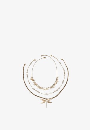 Tri-slojni zlatni ogrlici z bisernimi kroglicami, na eni majhni obeski v obliki kačjega pastirja in velik obesek v obliki kačjega pastirja na najdaljši verižici.