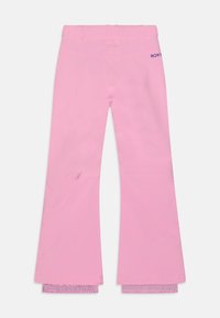 Rosa Schneehosen mit einem ausgestellten Bein-Design. Enthält elastische Bündchen und ein Logo auf der Rückseite. Hergestellt aus wasserdichtem Material mit glatter Textur.