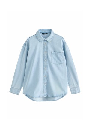 Chemise en denim bleu clair à manches longues avec boutons sur le devant, col et une poche poitrine unique, présentée à plat sur un fond blanc.