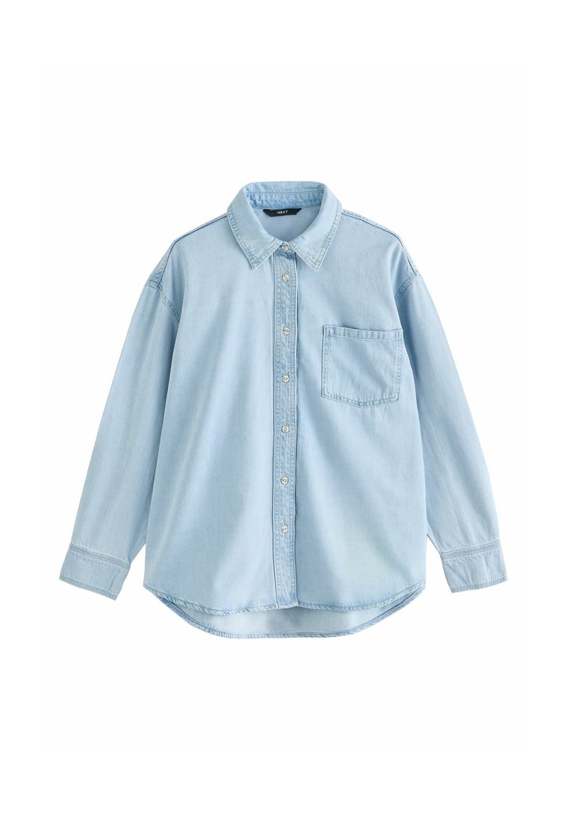 Chemise en denim bleu clair à manches longues avec boutons sur le devant, col et une poche poitrine unique, présentée à plat sur un fond blanc.