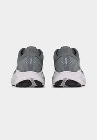 Ζευγάρι γκρι αθλητικά παπούτσια τρεξίματος με λευκές σόλες, απεικονισμένα από πίσω σε απλό λευκό φόντο, με ετικέτα "Clifton 10".