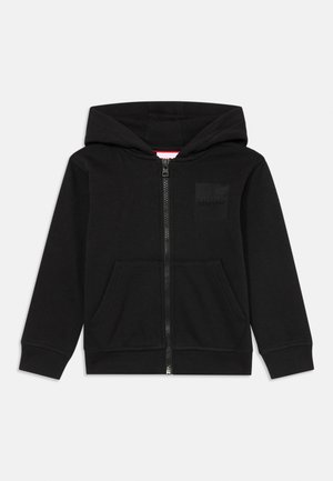 Haut à capuche noir zippé avec poches avant, manches longues, poignets et ourlet côtelés, et logo en relief discret sur la poitrine gauche.