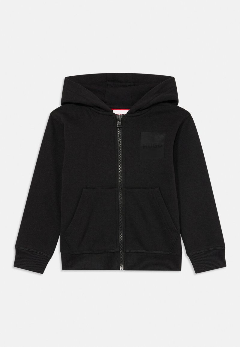 Sweatshirt preto com fecho à frente, bolsos frontais, mangas compridas, punhos e bainha canelados, e logo em relevo discreto no lado esquerdo do peito.
