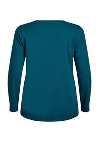 Tirkizna dolga majica z okroglim izrezom. Gladka tekstura in prilegajoča oblika, ki ima rahlo ukrivljen rob. Brez vidnih vzorcev ali okrasnih detajlov.