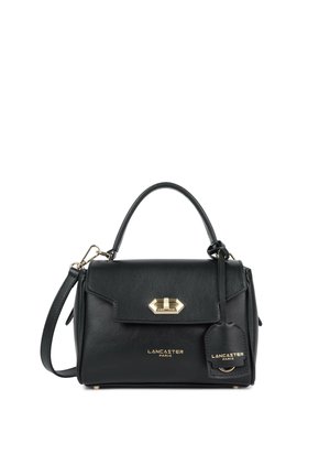 Sac à main en cuir noir Lancaster Paris avec poignée supérieure, fermoir doré, sangle amovible et étiquette de bagage assortie et brandée.