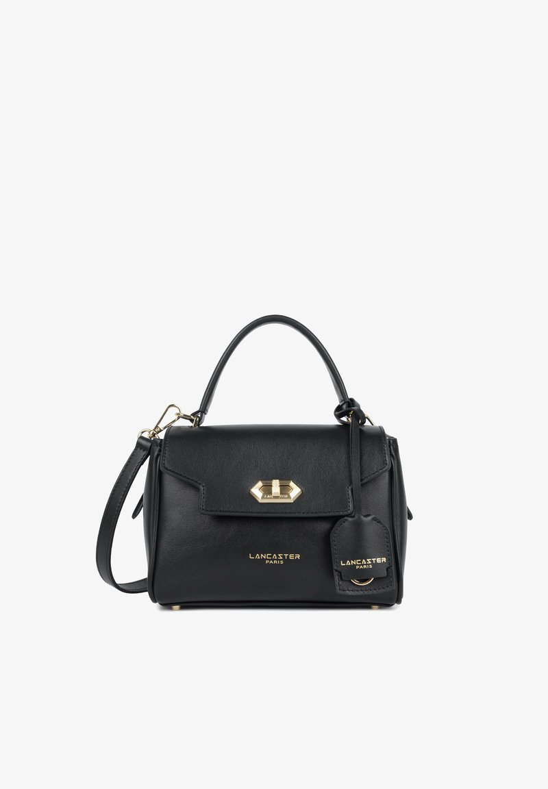 Sac à main en cuir noir Lancaster Paris avec poignée supérieure, fermoir doré, sangle amovible et étiquette de bagage assortie et brandée.