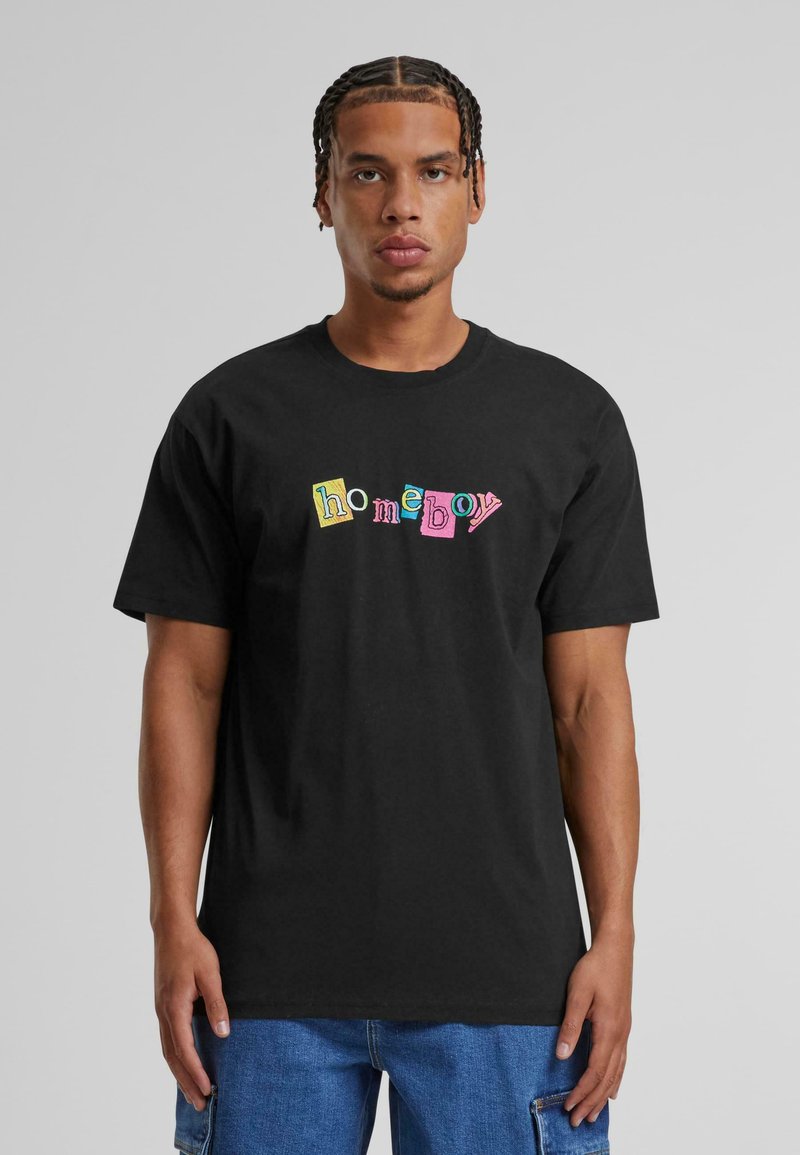 Černé bavlněné tričko s barevným grafickým potiskem "homeboy" v mixu blokových barev. Krátké rukávy a design s kulatým výstřihem v uvolněném střihu.
