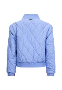 Giacca trapuntata azzurro chiaro con motivo a rombi, colletto e polsini a coste, e una vestibilità corta. Presenta un'etichetta del marchio sul retro del collo.