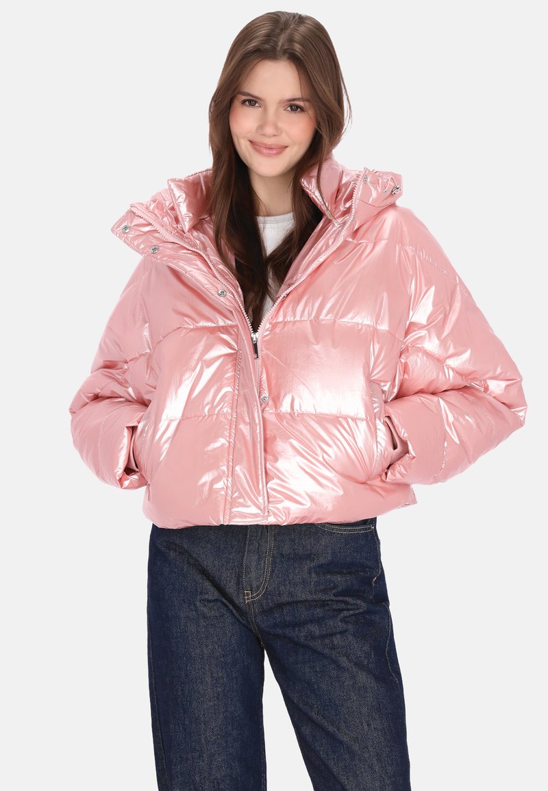Różowa, błyszcząca kurtka puchowa z wysokim kołnierzem, zamkiem błyskawicznym i oversize'owym krojem. Posiada poziome pikowanie oraz boczne kieszenie.