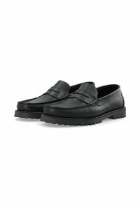 Mocassins en cuir noir avec une finition texturée, des coutures décoratives, et une semelle en caoutchouc basse dotée d'un motif à crampons pour une meilleure adhérence.