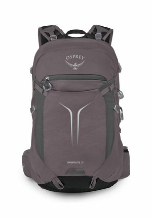 Sac à dos gris Osprey Sportlite 25 avec plusieurs compartiments, bretelles réglables et design réfléchissant sur le panneau avant.