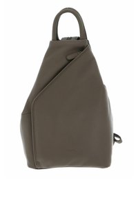 Sac à dos en cuir gris avec un design triangulaire, comprenant une poignée supérieure, une fermeture zippée et une poche avant. Texture lisse, style minimaliste.