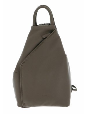 Sac à dos en cuir gris avec un design triangulaire, comprenant une poignée supérieure, une fermeture zippée et une poche avant. Texture lisse, style minimaliste.