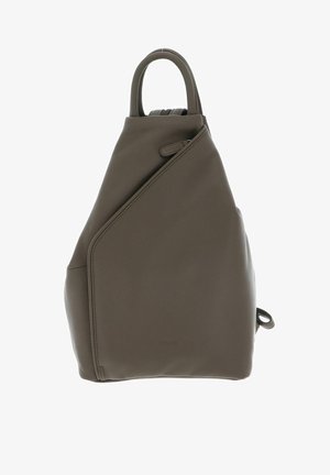 Sac à dos en cuir gris avec un design triangulaire, comprenant une poignée supérieure, une fermeture zippée et une poche avant. Texture lisse, style minimaliste.
