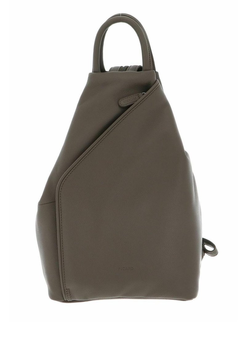 Sac à dos en cuir gris avec un design triangulaire, comprenant une poignée supérieure, une fermeture zippée et une poche avant. Texture lisse, style minimaliste.