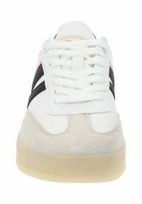 Sneaker bianco con punta in suede grigia, strisce laterali nere e rosa, e lacci bianchi. Presenta una suola in gomma traslucida.