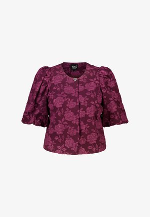 Bourgondisch bloemenjacquardjack met opgeblazen driekwartmouwen en een kleine decoratieve hartvormige gesp bij de halslijn.