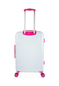 Maleta dura blanca con acentos en rosa, ruedas dobles y un mango telescópico. Superficie lisa sin patrones ni logotipos visibles.
