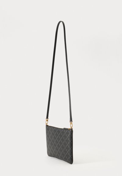 Sac bandoulière noir avec une fine sangle et un motif subtil en losange, doté de ferrures dorées et d'une fermeture éclair sur le dessus.