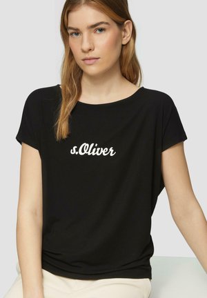 Schwarzes Kurzarm-T-Shirt aus glattem Stoff, mit einem weißen "s.Oliver"-Logo in der Mitte der Vorderseite und einem entspannten Schnitt.