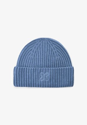 Bonnet en tricot bleu avec une texture côtelée, présentant un revers plié et un logo de papillon embossé à l'avant.
