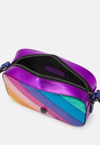 Borsa a spalla rettangolare realizzata in pelle di vari colori. Presenta dettagli metallici viola, strisce diagonali in rosa, blu e verde, con una chiusura a zip.