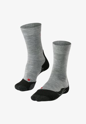 Calze crew grigie con texture a coste, con accenti neri sulla punta e sul tallone, e un piccolo logo rosso sul lato. Realizzate in materiale morbido e resistente.