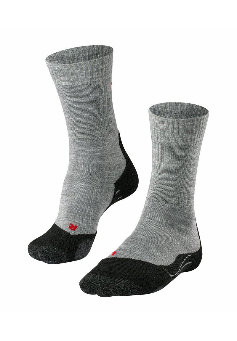 Calcetines de crew grises con textura acanalada, acentos negros en la puntera y el talón, y un pequeño logo rojo en el lateral. Fabricados con material suave y duradero.
