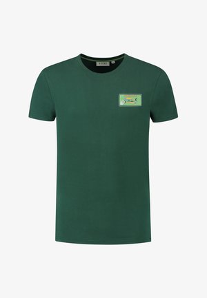 Roheline puuvillane T-särk, millel on ümar kaelus, lühikesed varrukad ja graafiline trükk sardiinidest sildil vasakul rinnapiiril.