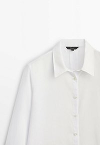 Weißes Langarmhemd mit klassischem Kragen, Knopfleiste und glattem Baumwollmaterial. Verfügt über sechs Knöpfe entlang der Knopfleiste.