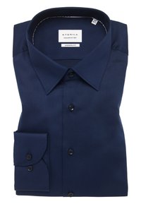 Camicia da uomo blu navy in tessuto testurizzato, con un taglio moderno, colletto button-down e una tasca singola con bottoni neri.
