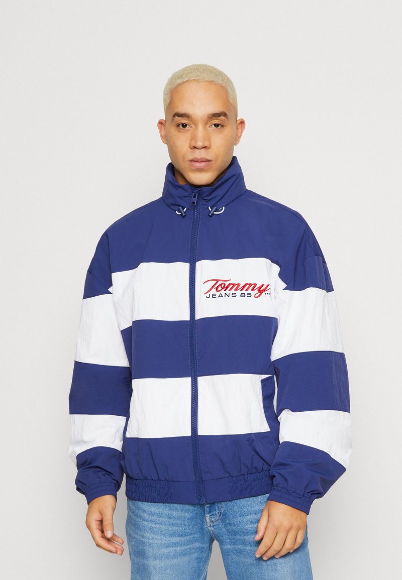 Tommy Jeans TIMELESS - Vindjakke - pilot blue/multi