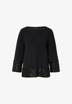 Zwarte top met een boothals en driekwartmouwen, voorzien van paillettenaccenten aan de zoom en manchetten, die een gestructureerd contrast creëren.