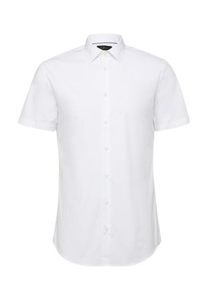 Biała koszula na krótki rękaw z guzikami i ostrym kołnierzykiem, przedstawiona na jednolitym białym tle.