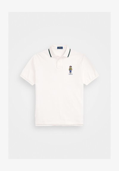 Biała koszulka polo wykonana z bawełny, z dwoma guzikami przy kołnierzyku, zielonymi paskami na kołnierzu oraz wyszywanym logo na lewej piersi.