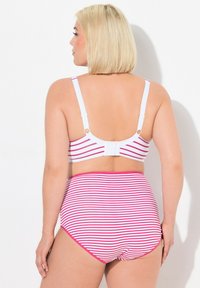 Gestreepte bikini top en high-waisted onderkant in roze en wit. Heeft verstelbare banden, haaksluiting en een gladde stoftextuur.