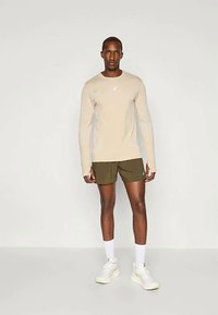 ASICS ROAD SEAMLESS TOP - Langarmshirt - cream