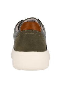 Grå sneaker med olivgrönt mocka, bruna läderdetaljer, vit gummisula och en vadderad krage för komfort.